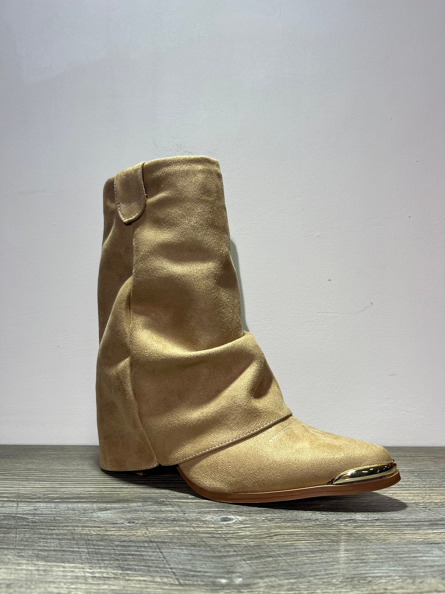 Botin vaquero beige con puntera metálica – Alma Shoes