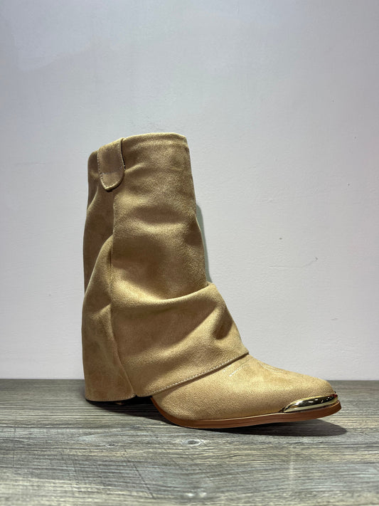 Botin vaquero beige con puntera metálica – Alma Shoes