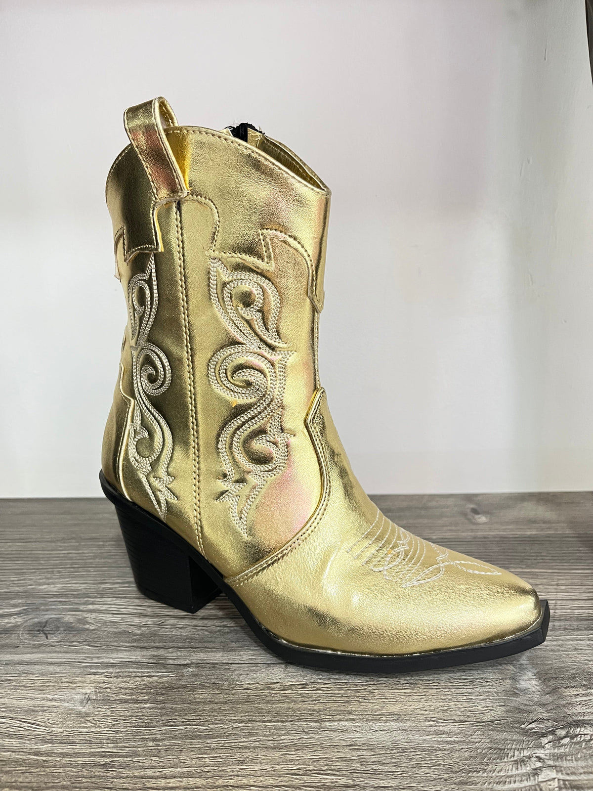 Bota vaquera dorado con bordados – Alma Shoes