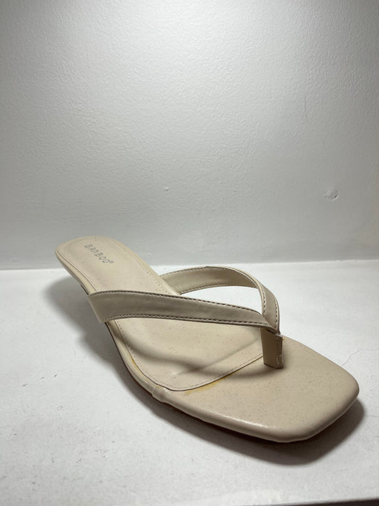 Sandalias con tacon bajo blanco con detalle de tiras cruzadas – Alma Shoes