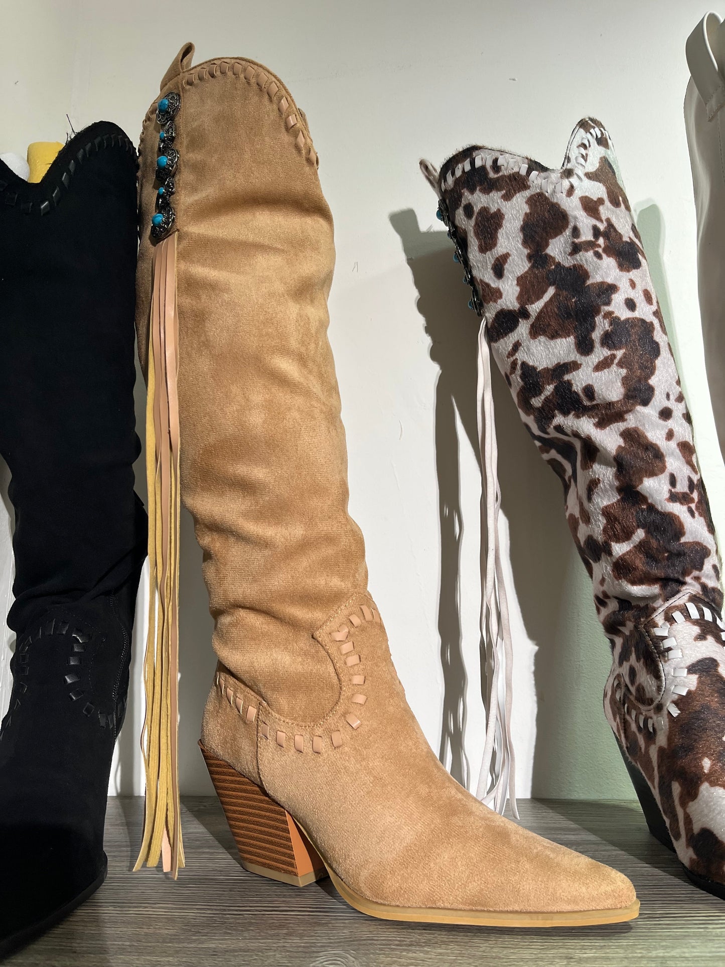 Bota tubo alto beige con tassel y detalles en cuero – Alma Shoes