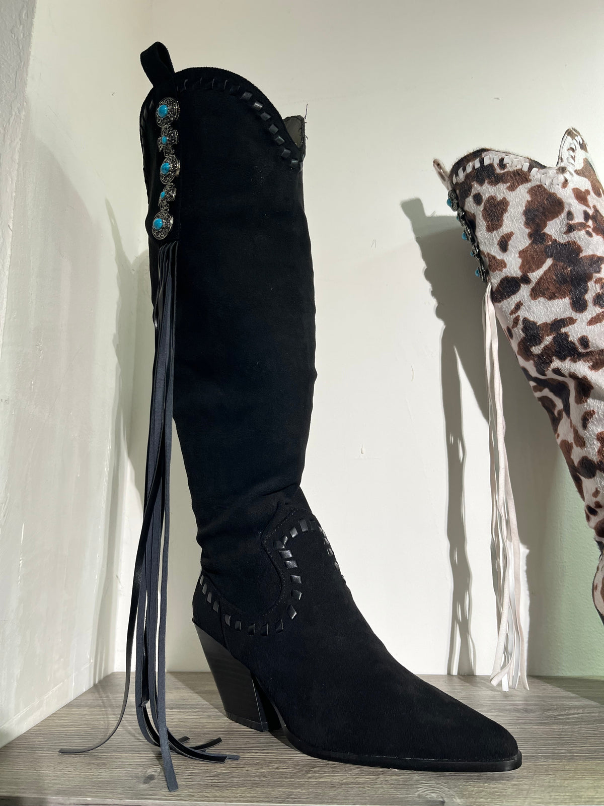 Bota tubo alto negro con perlas azules y flecos – Alma Shoes
