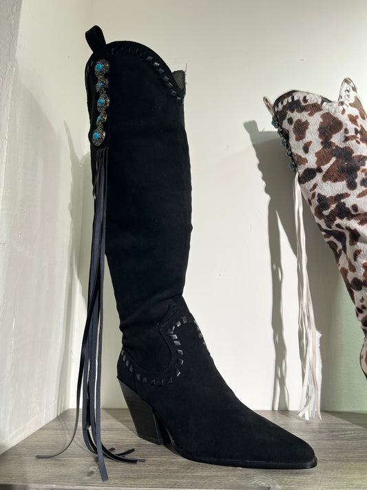 Bota tubo alto negro con perlas azules y flecos – Alma Shoes