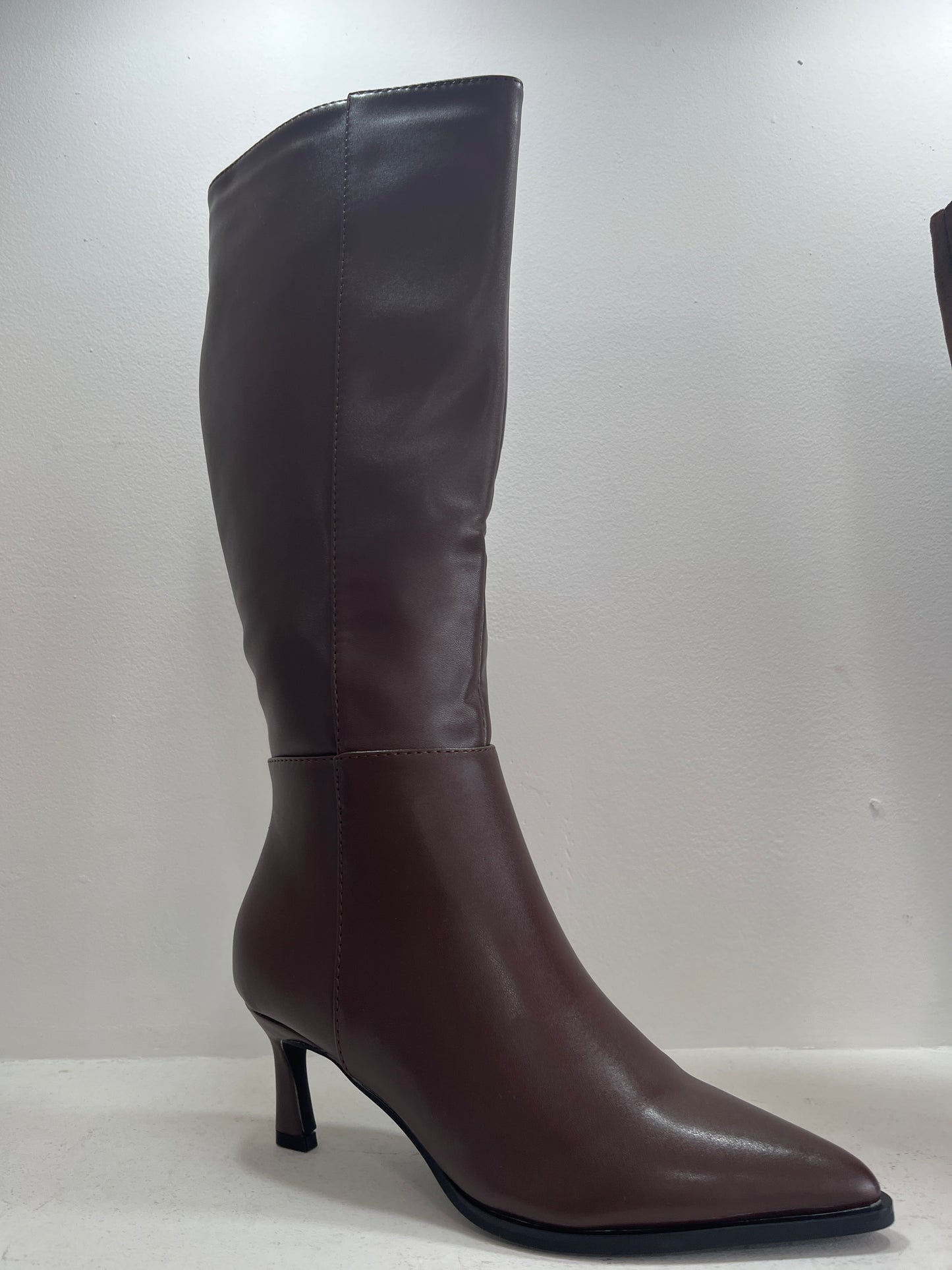 Botas café de punta con tacón delgado - Alma Shoes