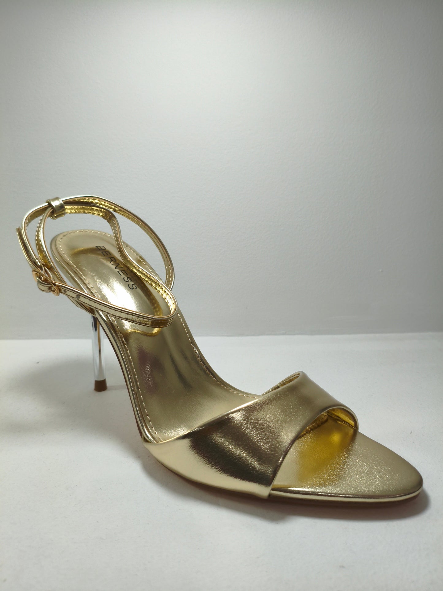 Zapatillas dorado con tirantes cruzados – Alma Shoes