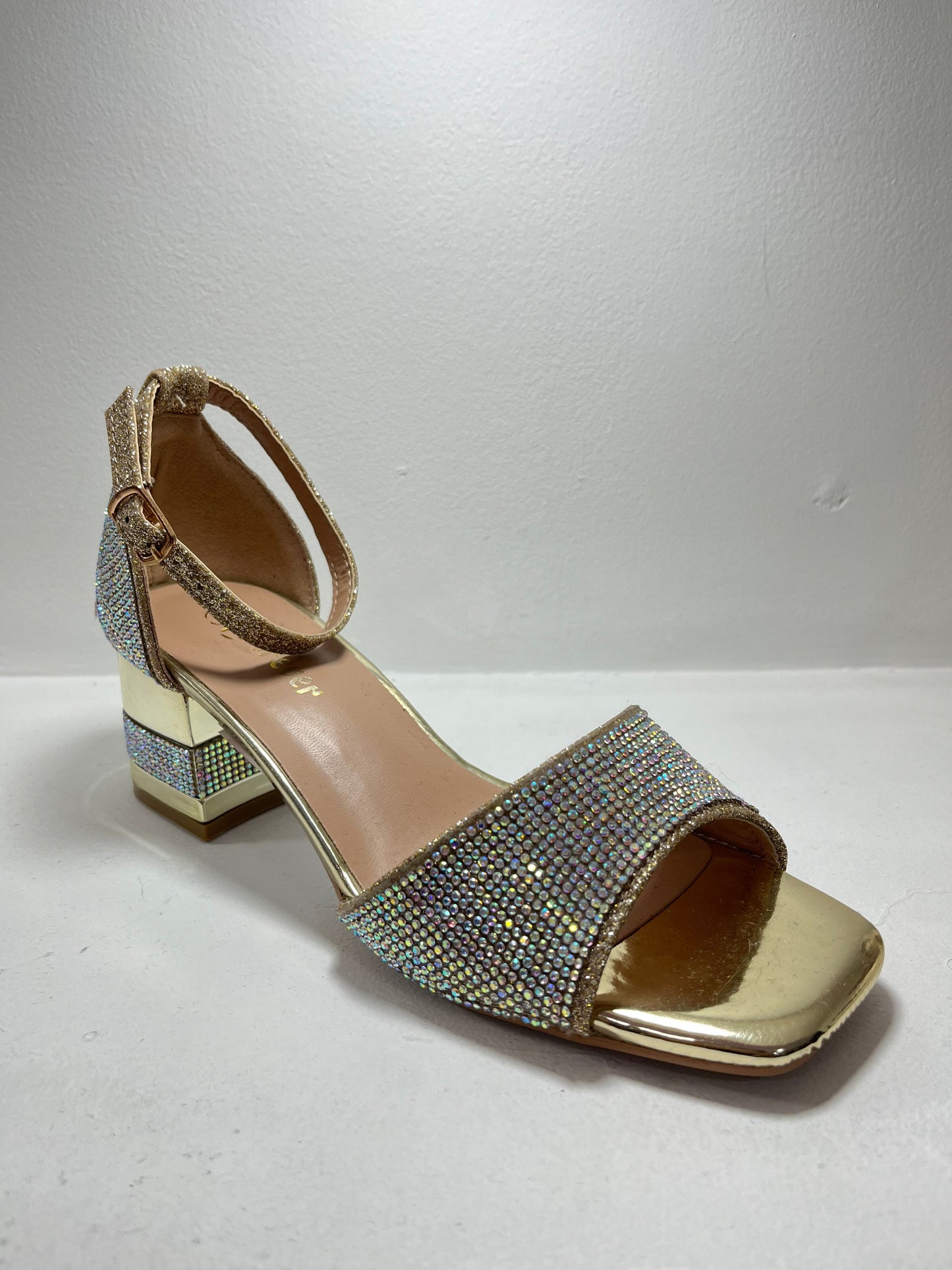 Sandalias con tacon doradas con strass – Alma Shoes