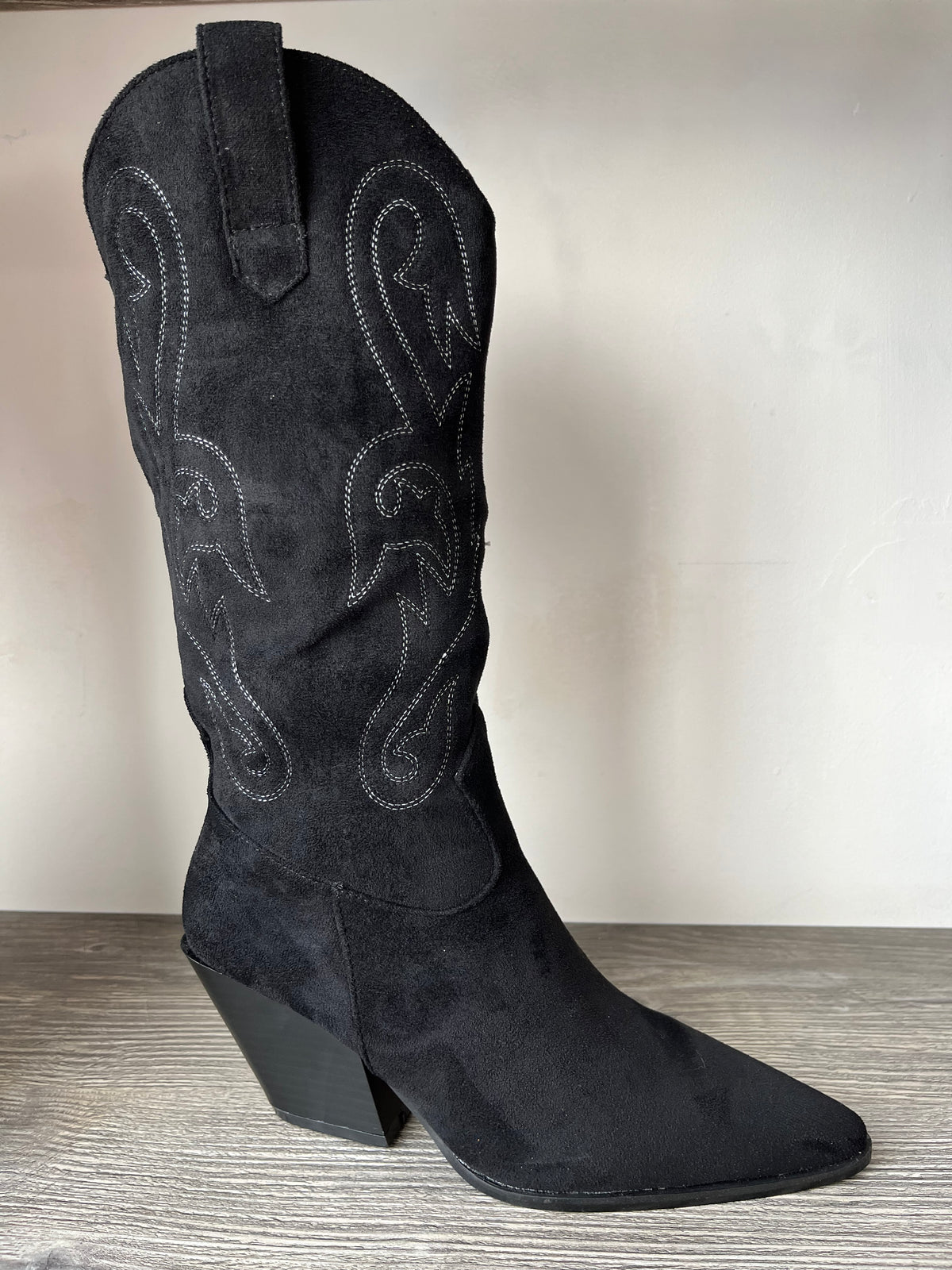Bota vaquera color negro bordada con tacón ancho - Alma Shoes