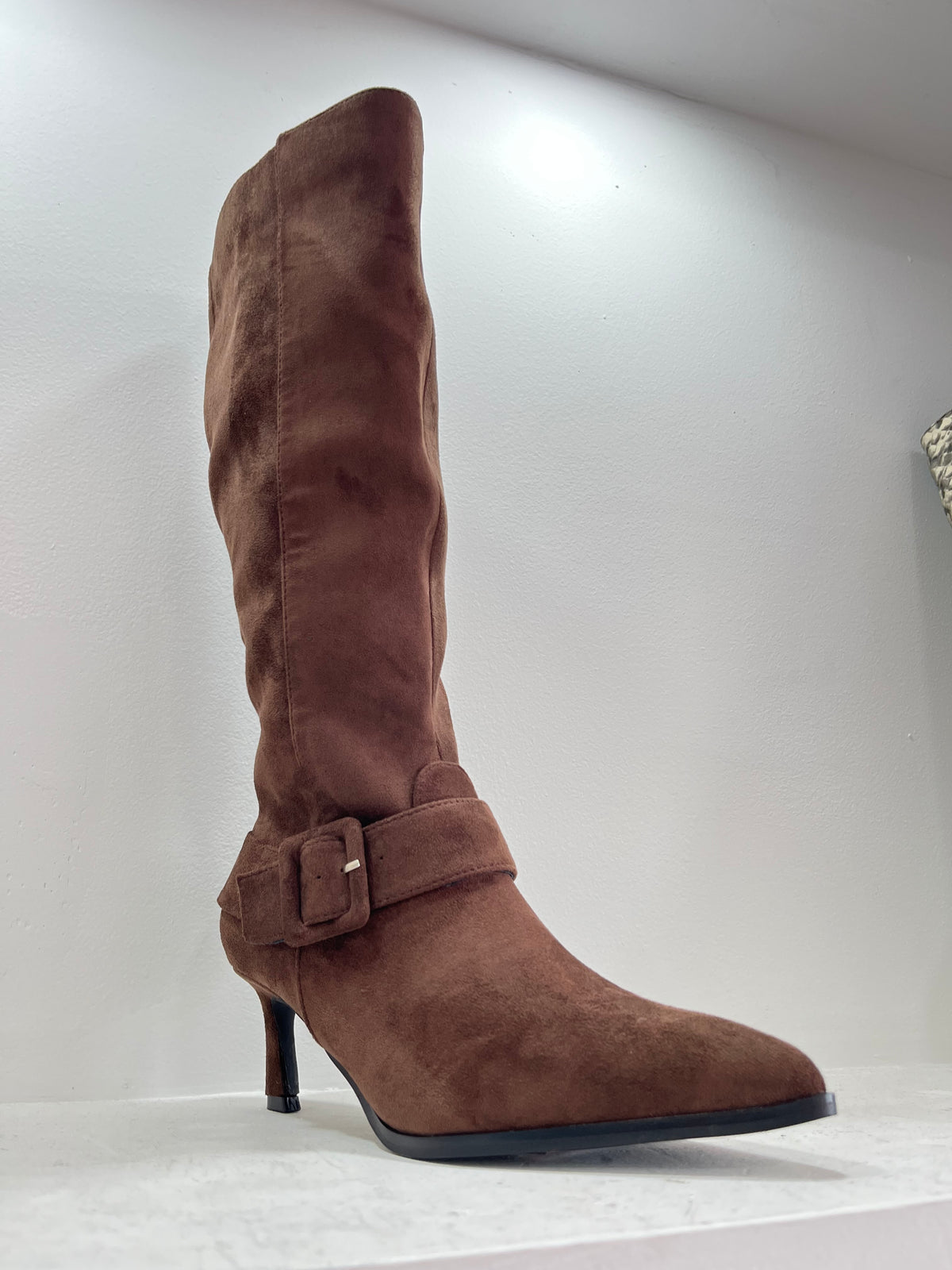 Bota café gamusa de punta con tacón - Alma Shoes