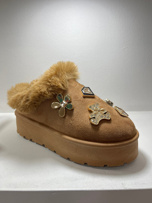 Pantuflas con plataforma color tan con charms decorativos – Alma Shoes