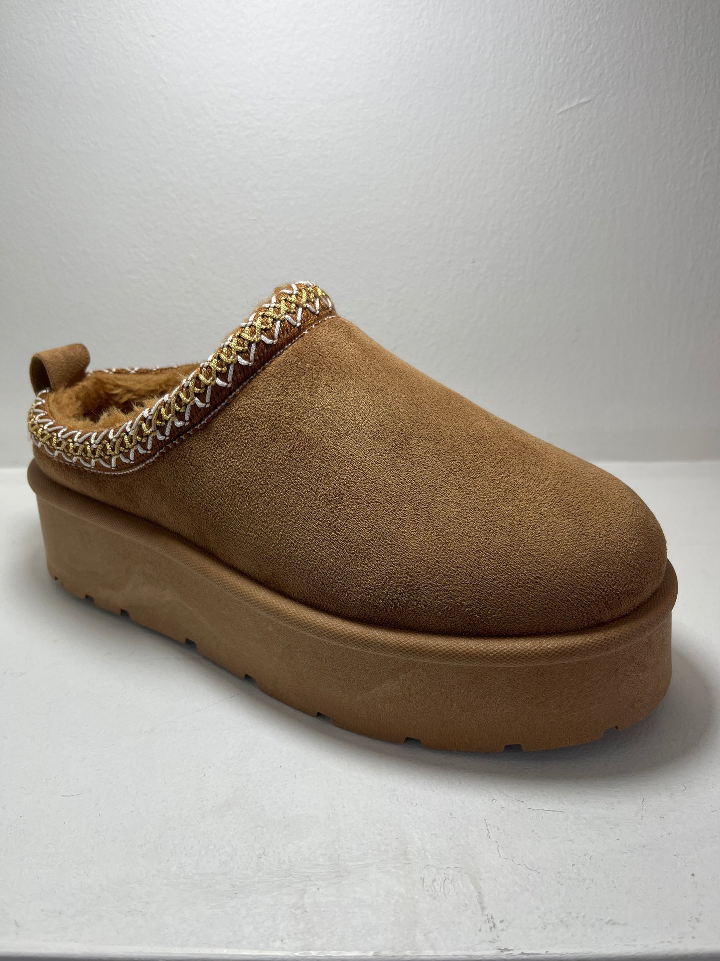 Pantuflas con plataforma marrón con trenza dorada en el borde – Alma Shoes