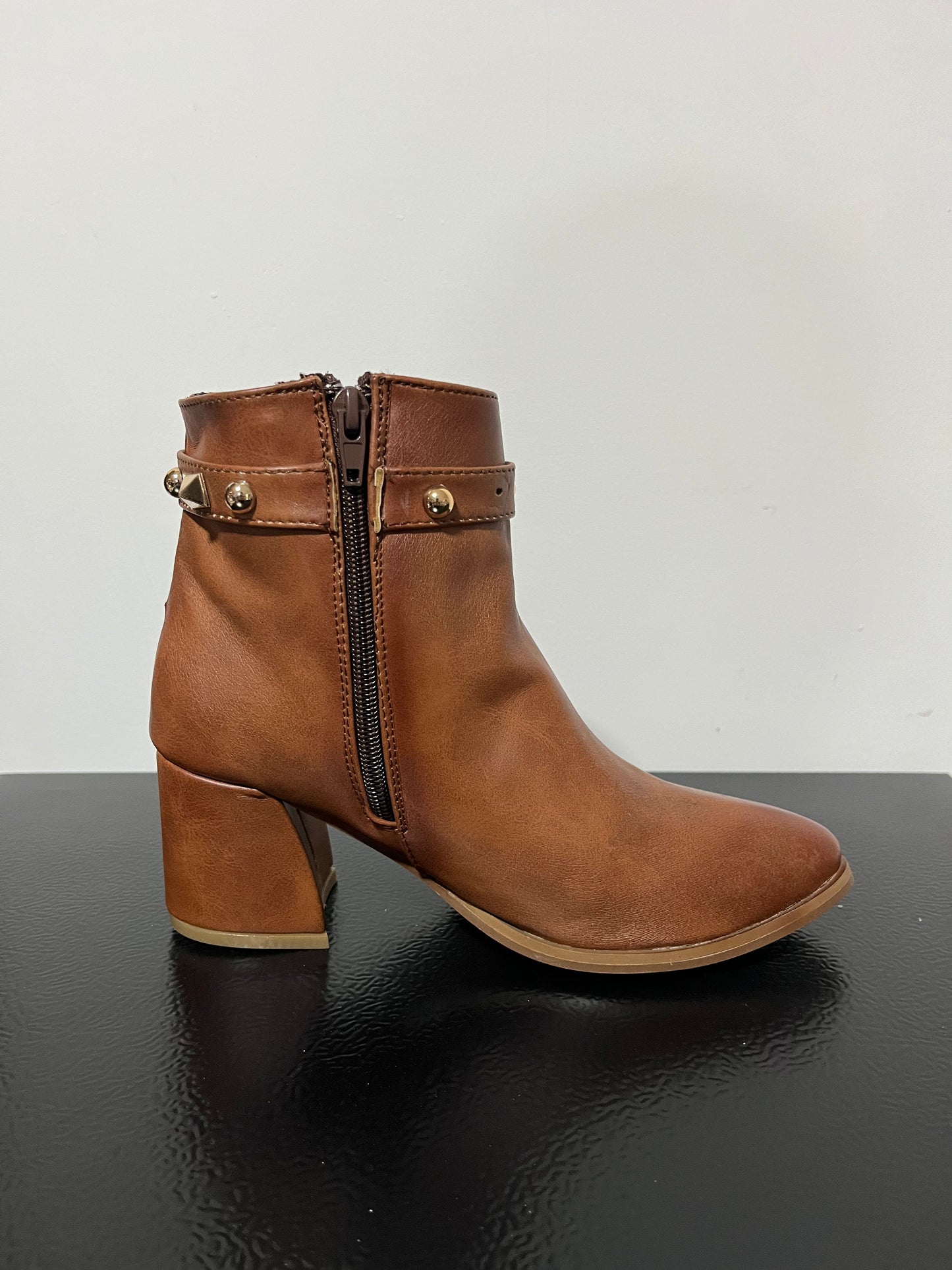 Botin marrón con estrellas y perlas metálicas – Alma Shoes