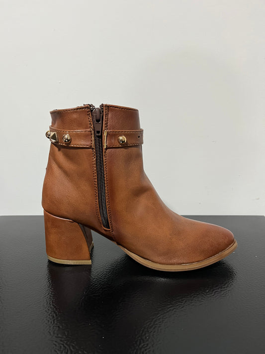 Botin marrón con estrellas y perlas metálicas – Alma Shoes