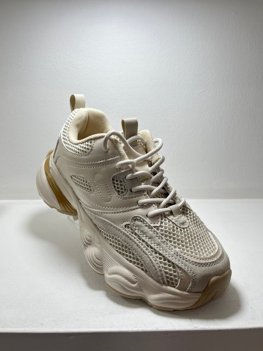 Tenis beige con malla y costuras – Alma Shoes