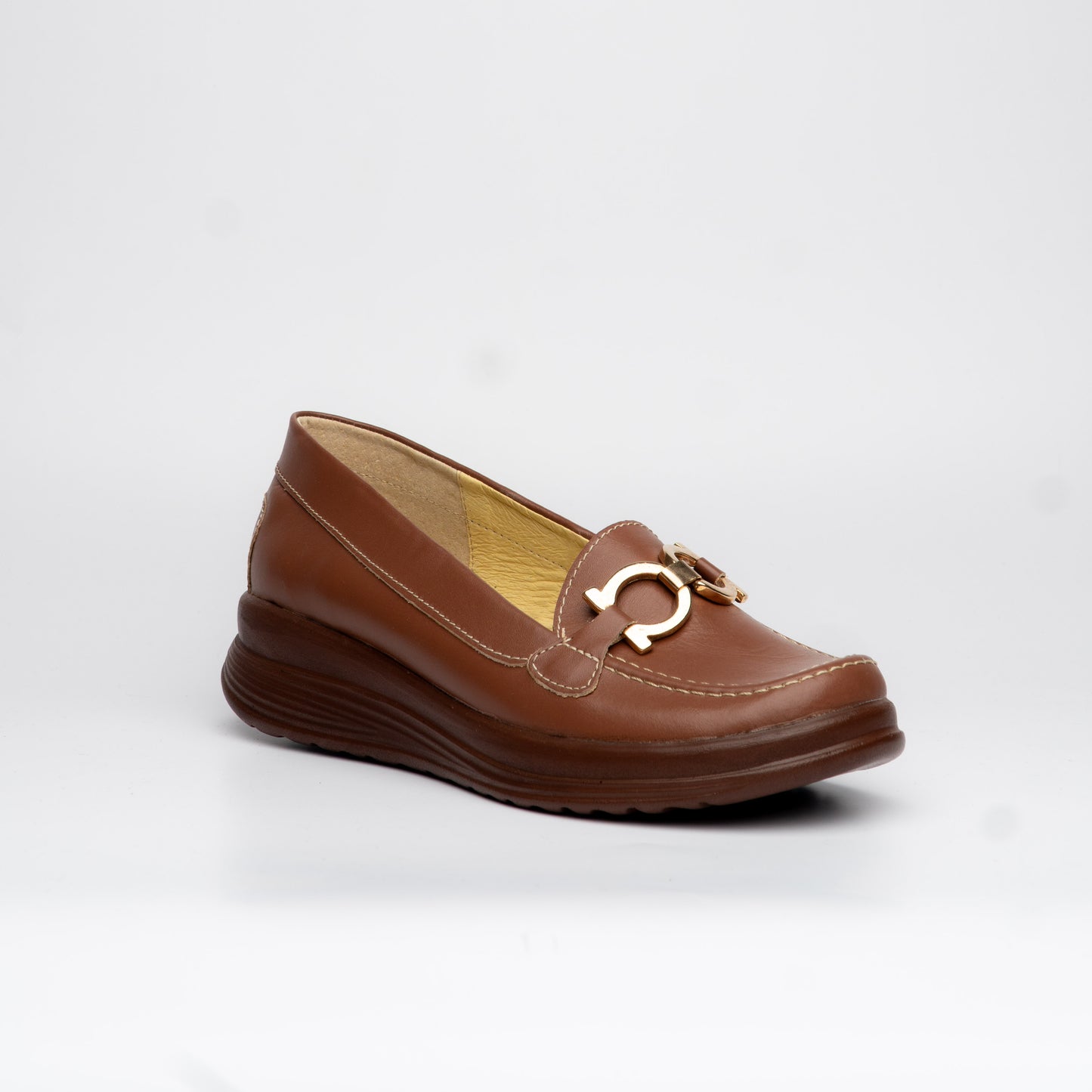 Mocacines marrón con hebilla dorada – Alma Shoes