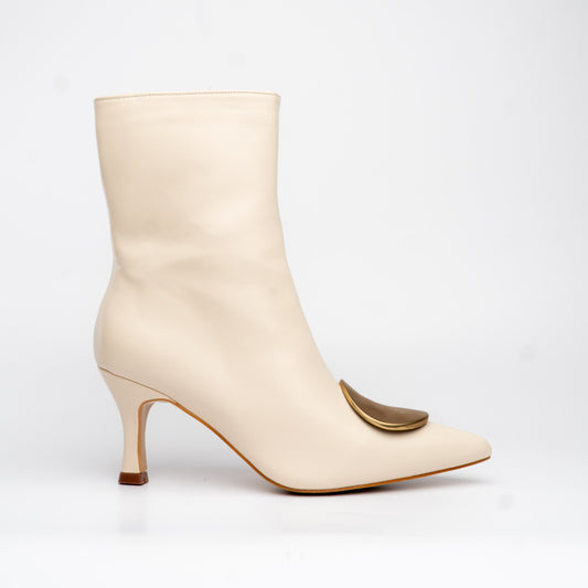 Botin Crema de punta y tacón con detalle dorado - Alma Shoes