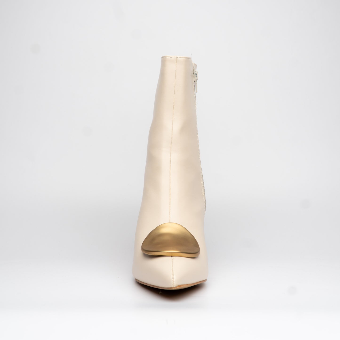 Botin Crema de punta y tacón con detalle dorado - Alma Shoes