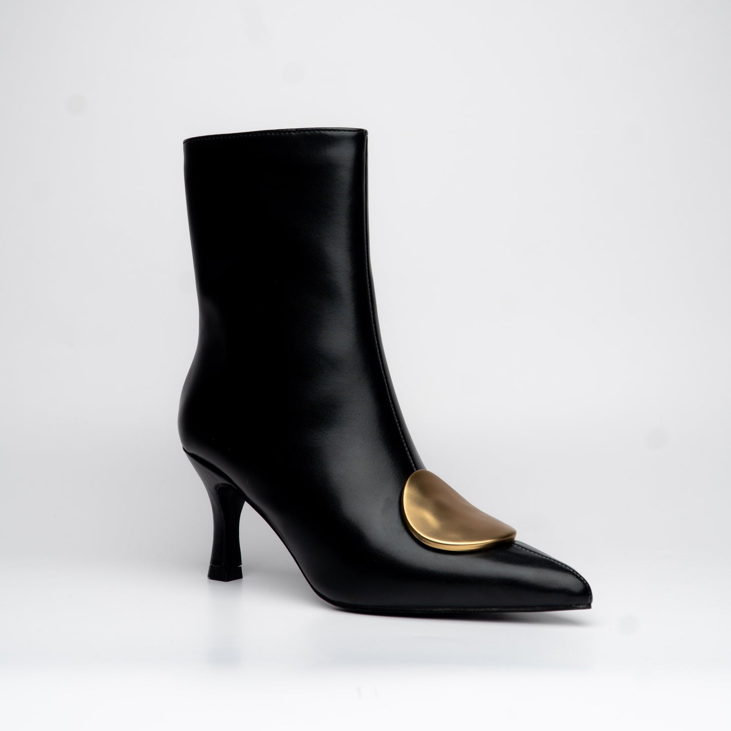 Botin Negro de punta y tacón con detalle dorado - Alma Shoes