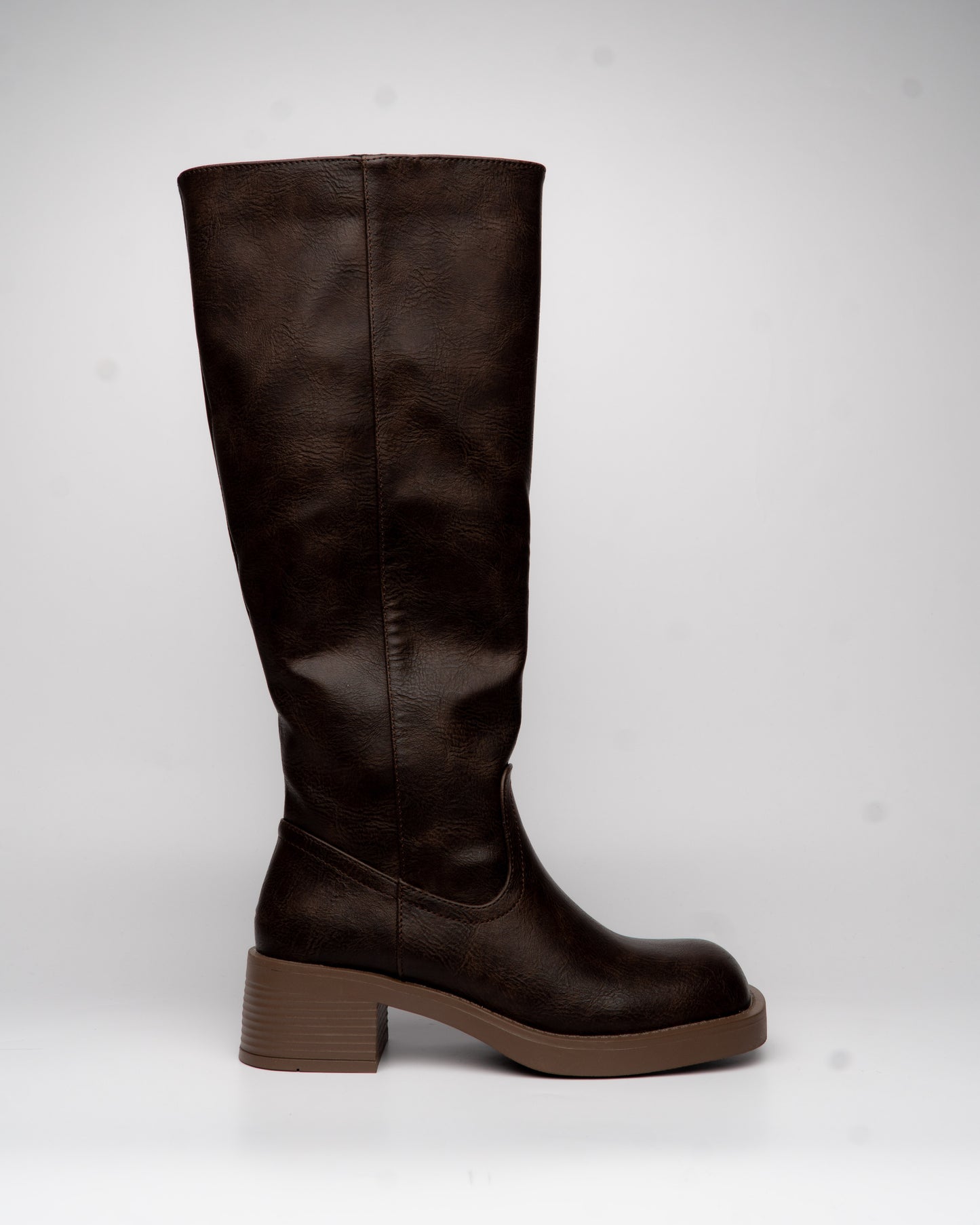 Bota alta color café con punta redonda - Alma Shoes