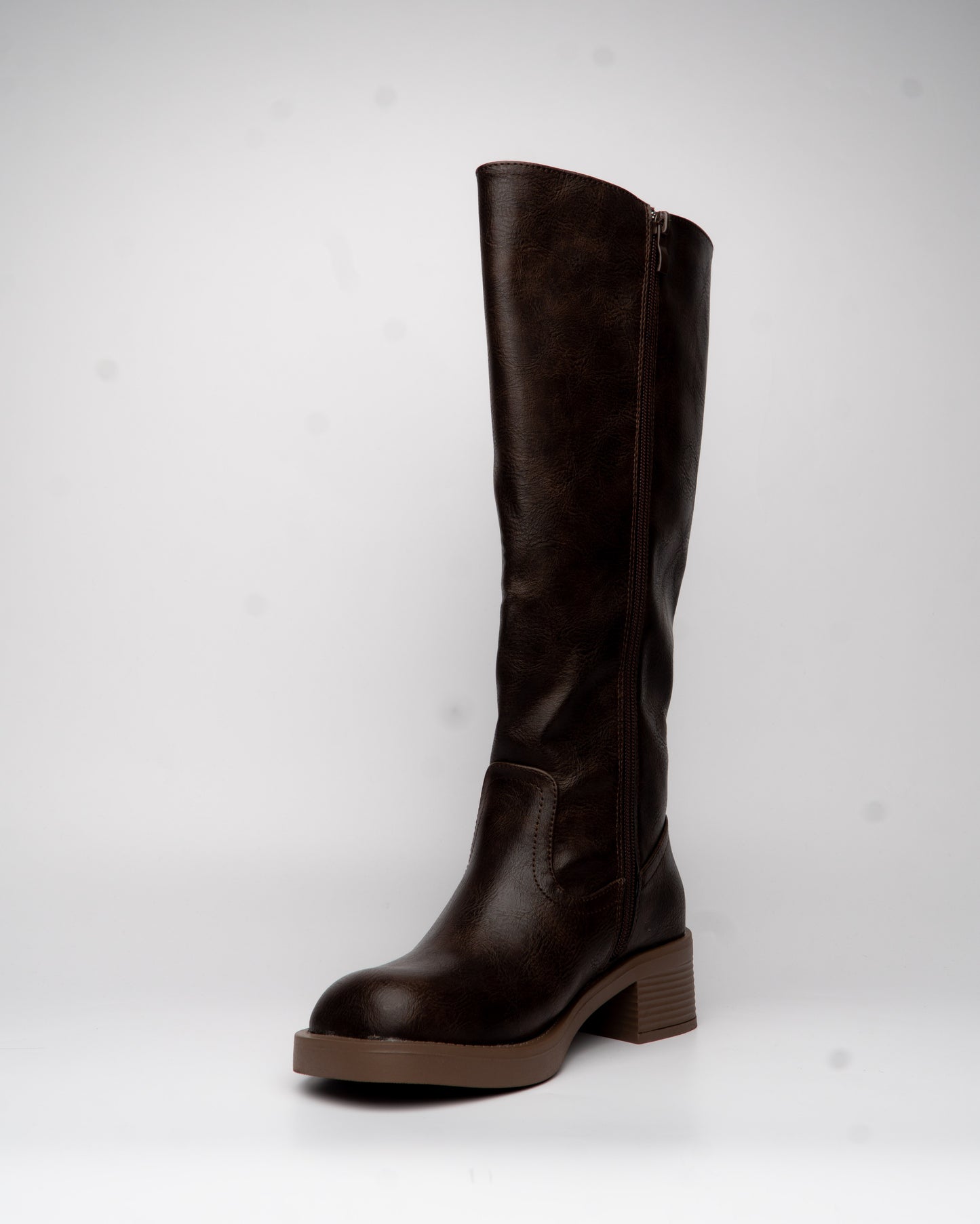 Bota alta color café con punta redonda - Alma Shoes