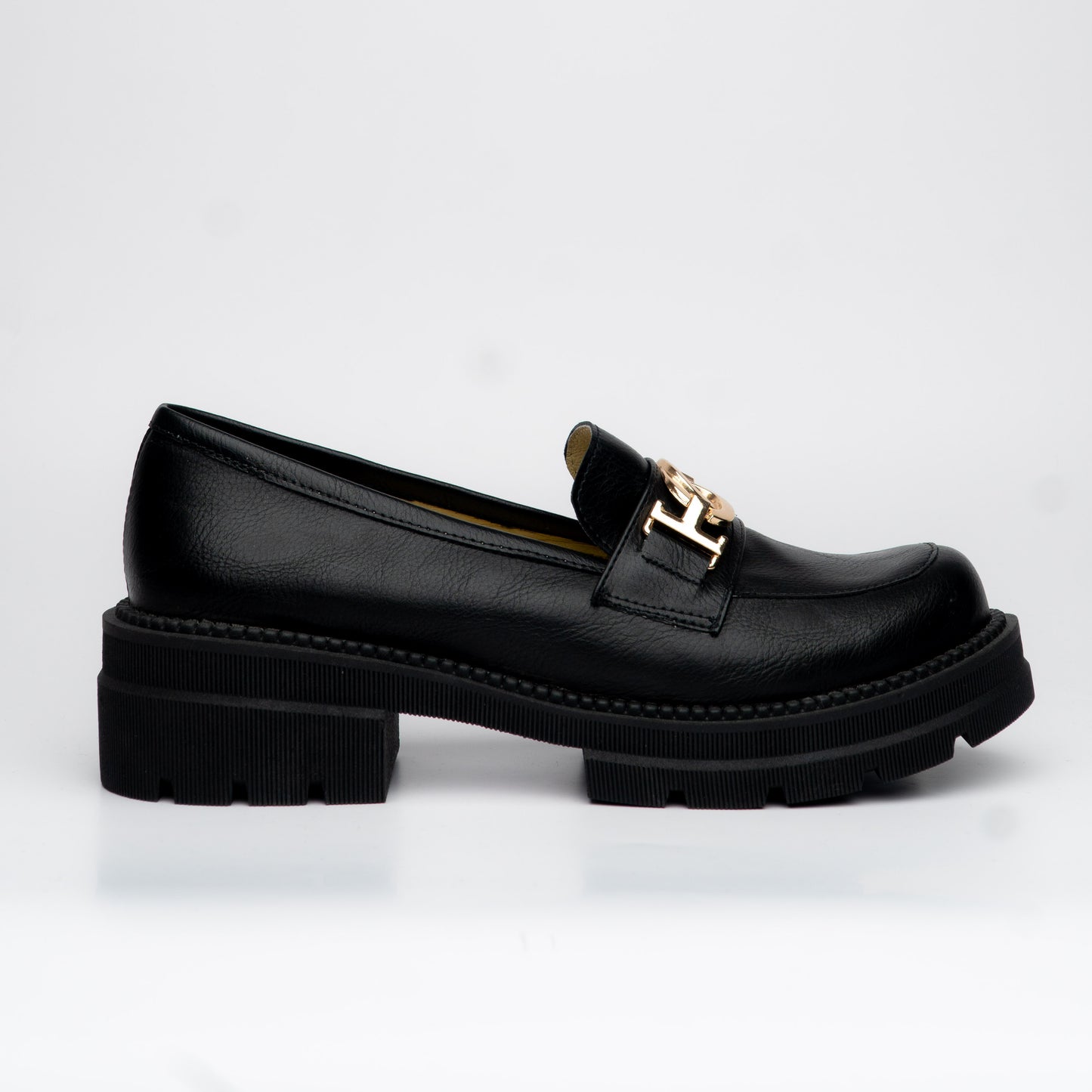 Mocacines negro con hebillas doradas y plataforma – Alma Shoes