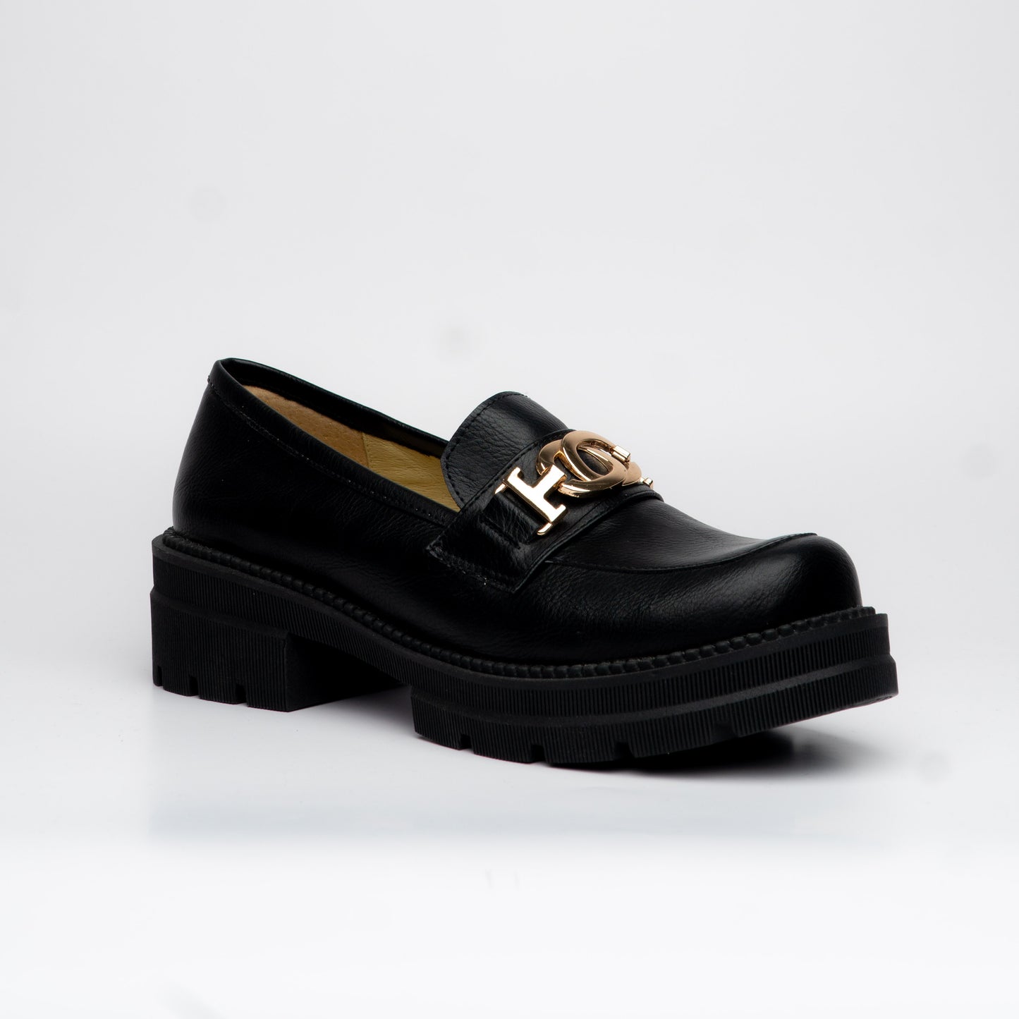 Mocacines negro con hebillas doradas y plataforma – Alma Shoes