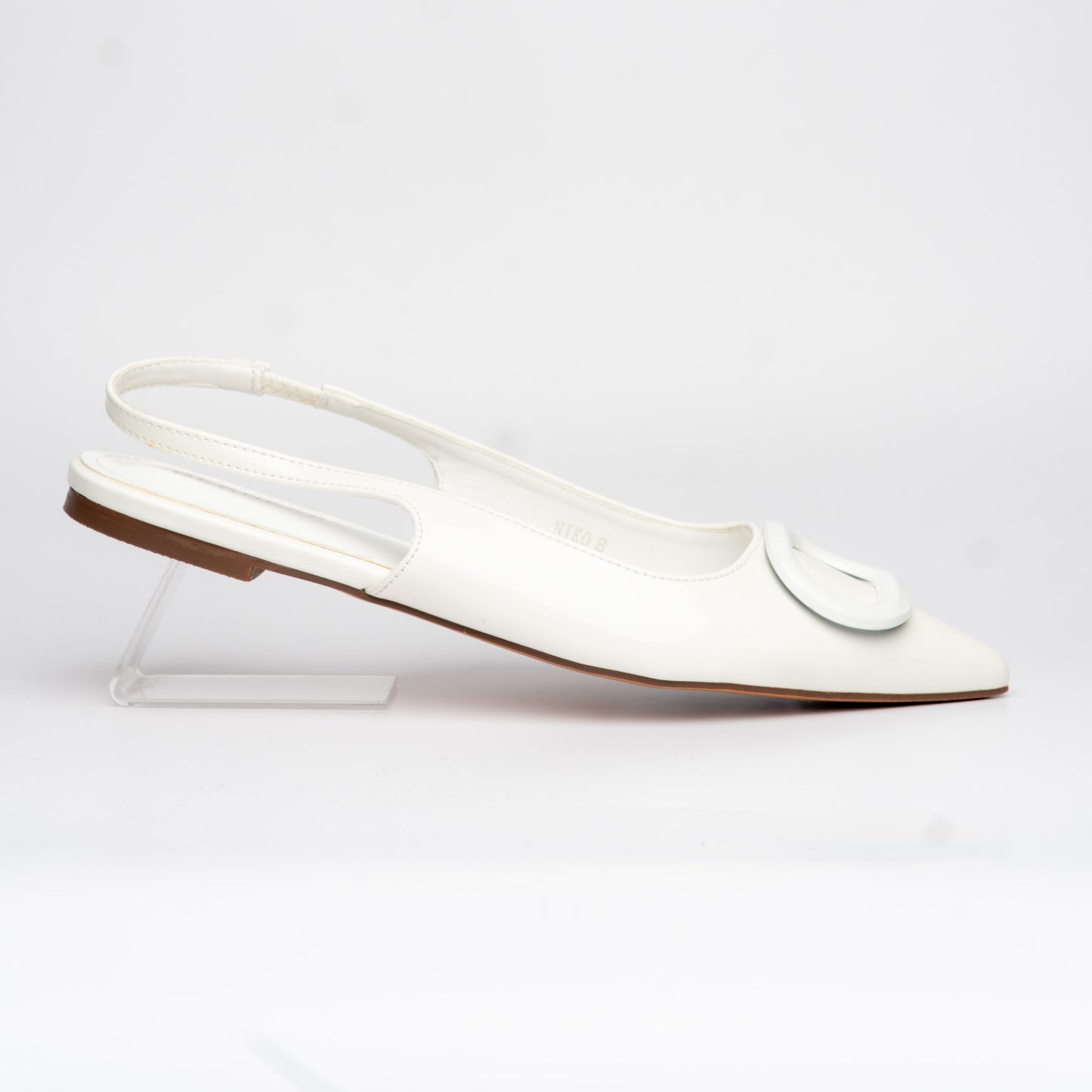 Kitten Heels blanco con hebilla en la parte superior – Alma Shoes