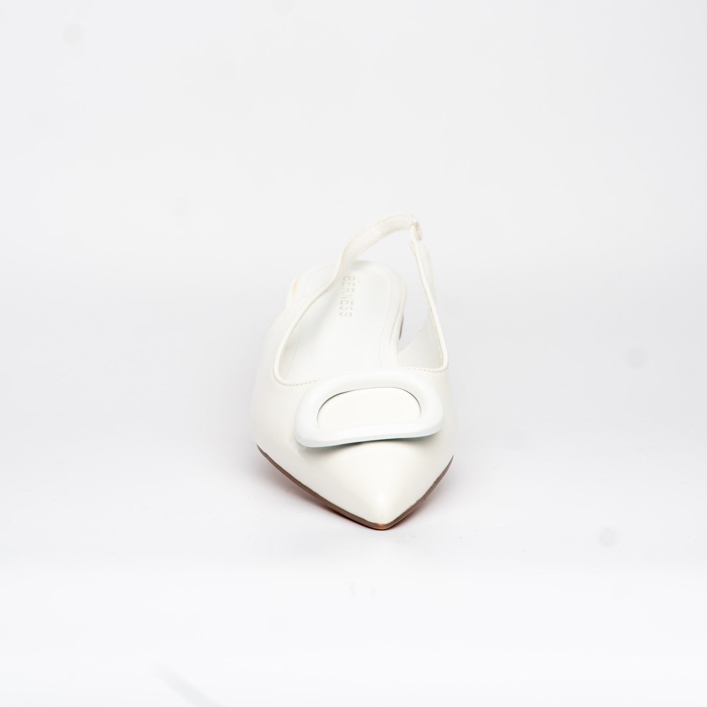 Kitten Heels blanco con hebilla en la parte superior – Alma Shoes