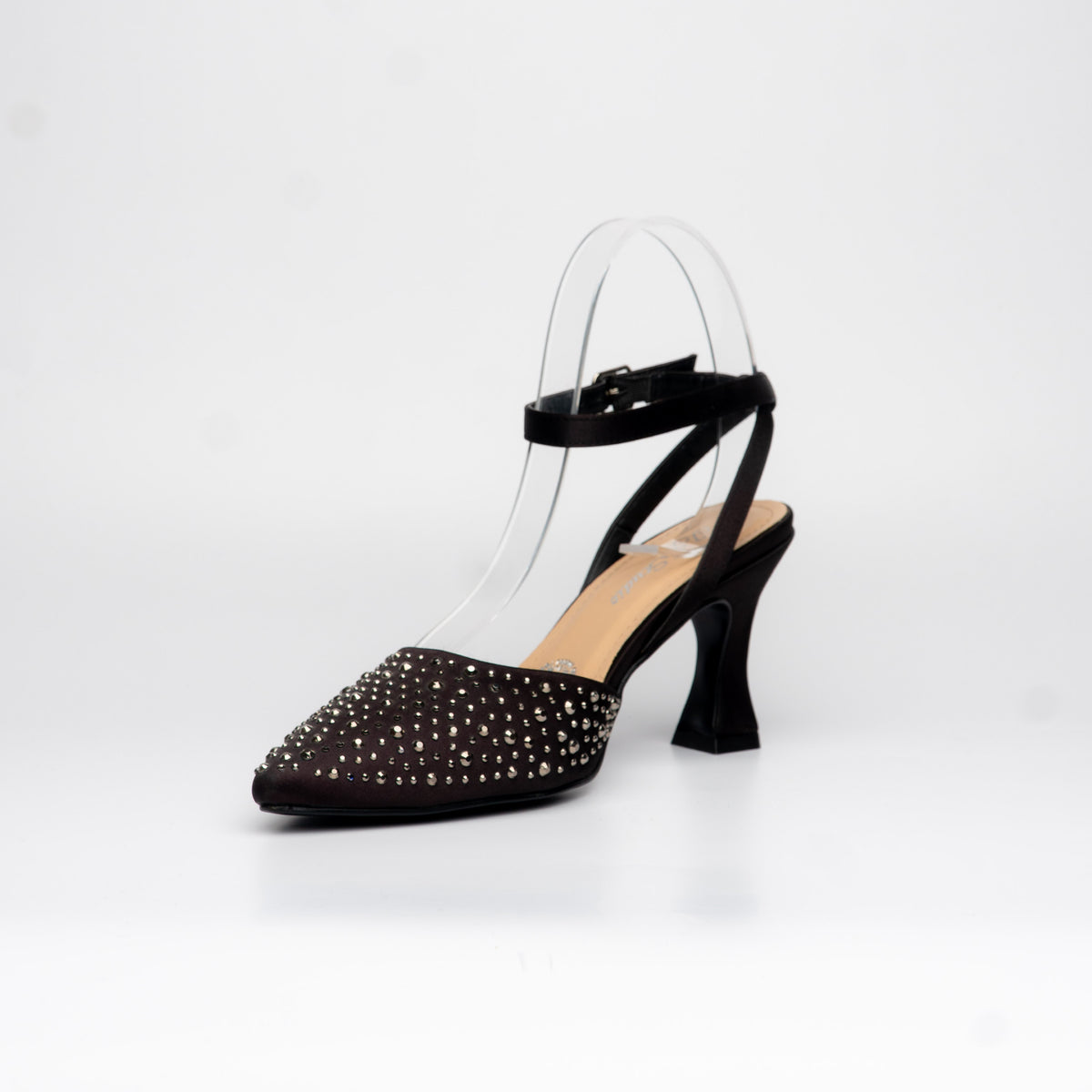 Tacon cerrado negro con tachuelas – Alma Shoes