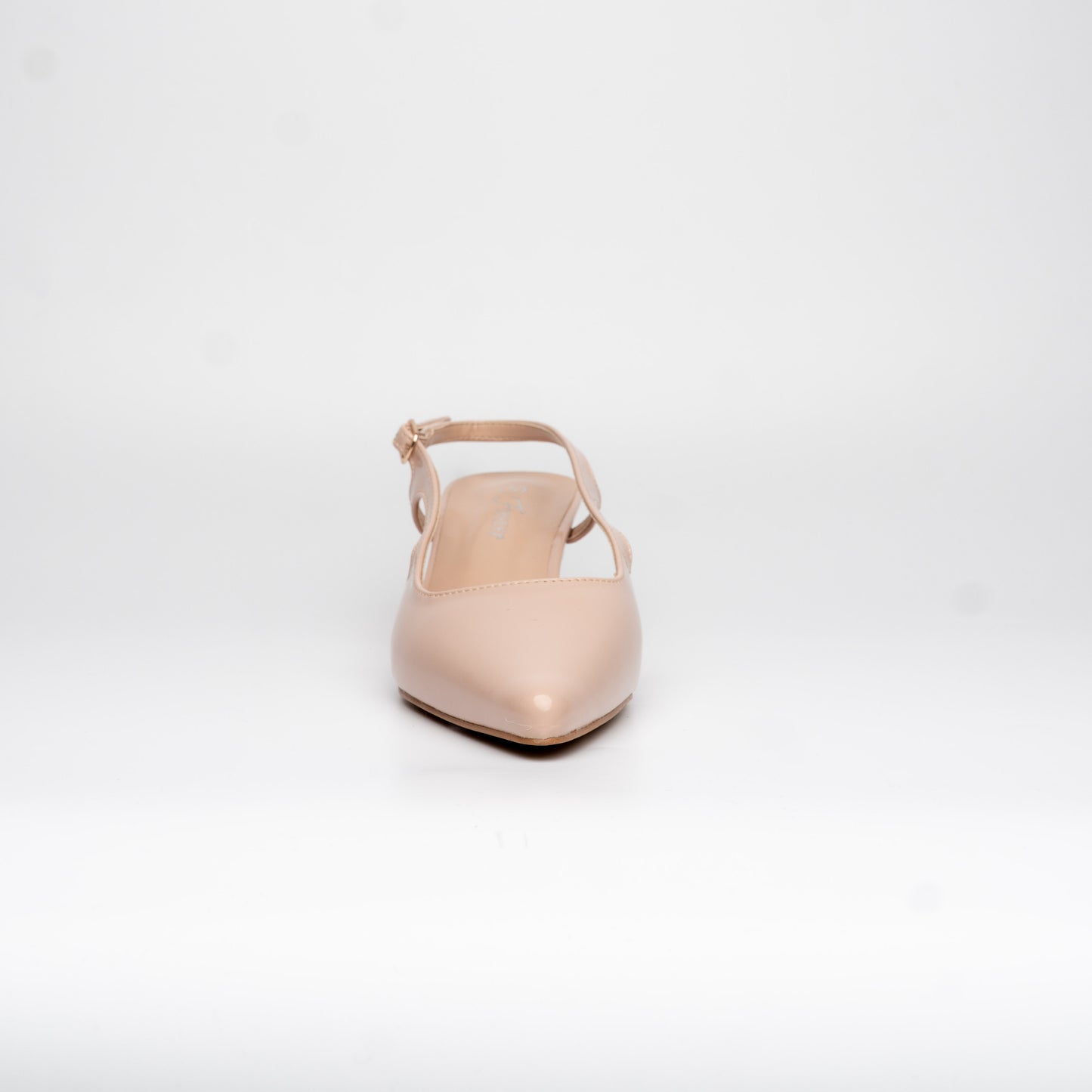Kitten Heels beige con tira ajustable en el talón – Alma Shoes