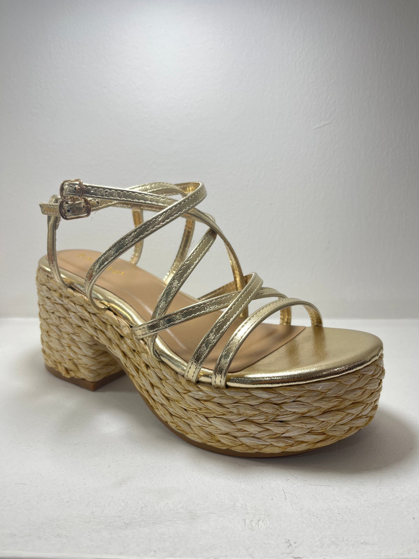 Alpargatas dorado con tiras cruzadas – Alma Shoes