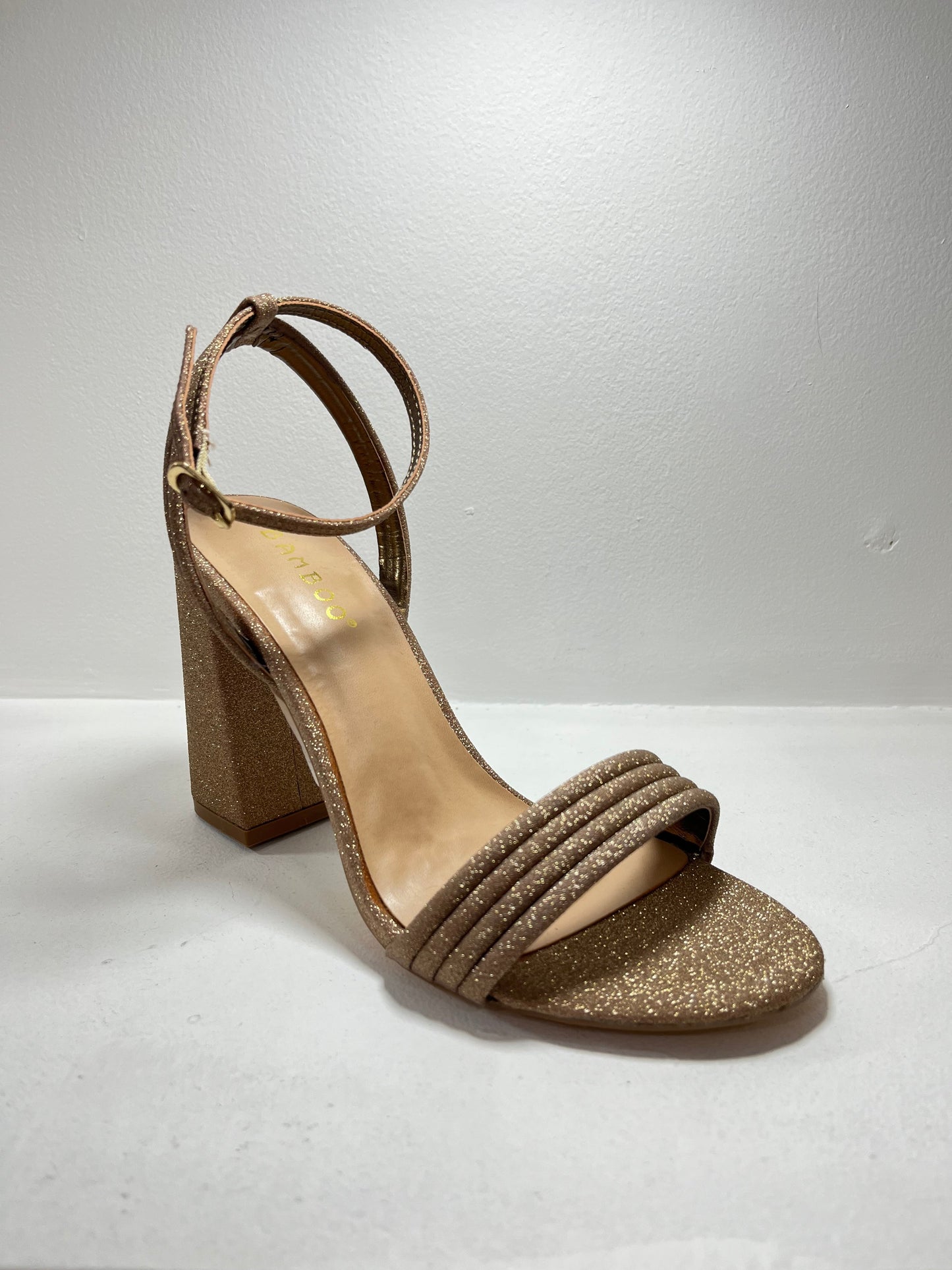 Tacones dorado brillante con tacón cuadrado – Alma Shoes