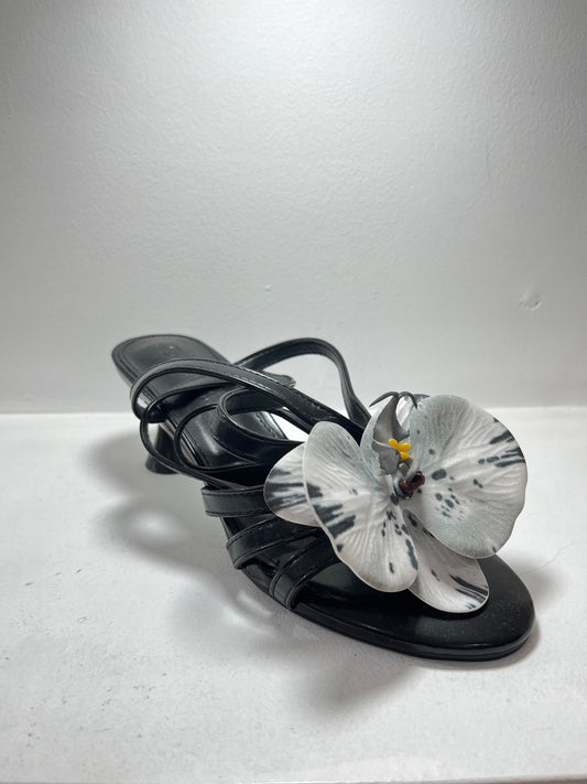 Sandalias con tacon bajo negro con flor – Alma Shoes