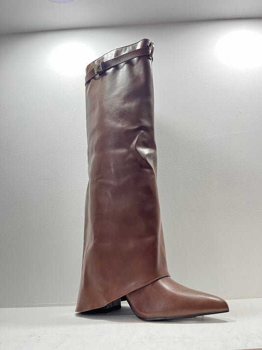 Bota marrón con correa en la parte superior – Alma Shoes