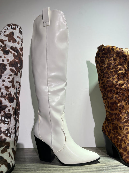 Bota tubo alto blanco con tacón cuadrado – Alma Shoes