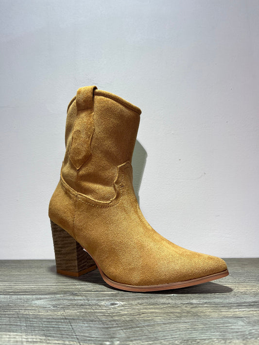 Botin vaquero amarillo con costuras decorativas y tirador en la parte trasera – Alma Shoes
