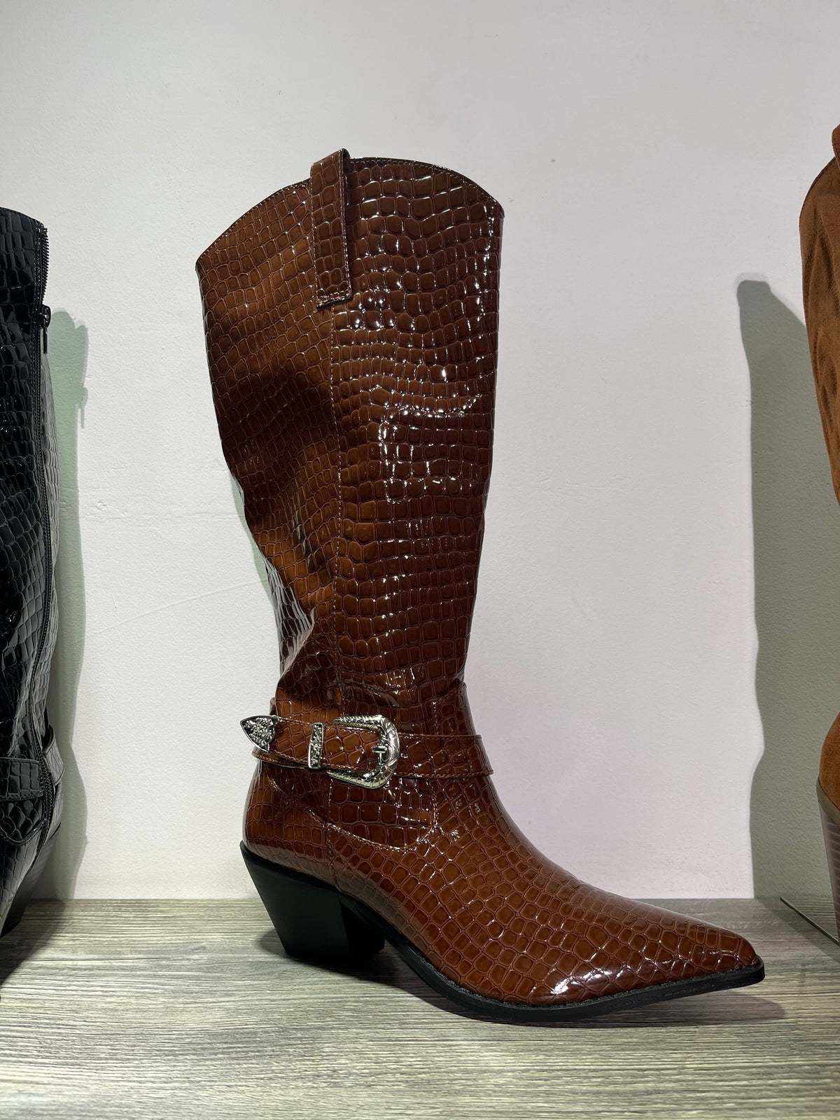 Bota vaquera marrón con cierre con hebilla – Alma Shoes