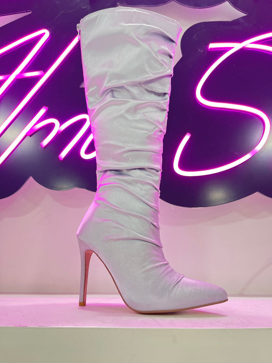 Bota con tacon lila con pliegues – Alma Shoes