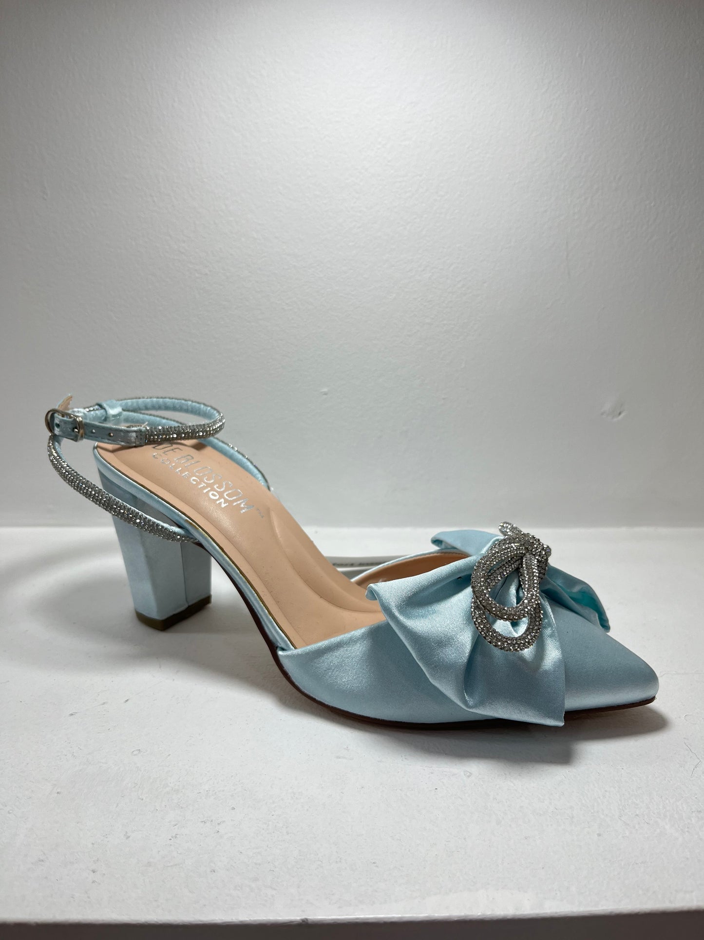 Tacones azul claro con lazo con detalle de piedras – Alma Shoes