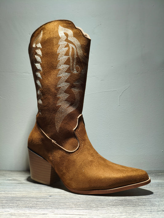 Bota tubo medio marrón con diseño en la caña – Alma Shoes