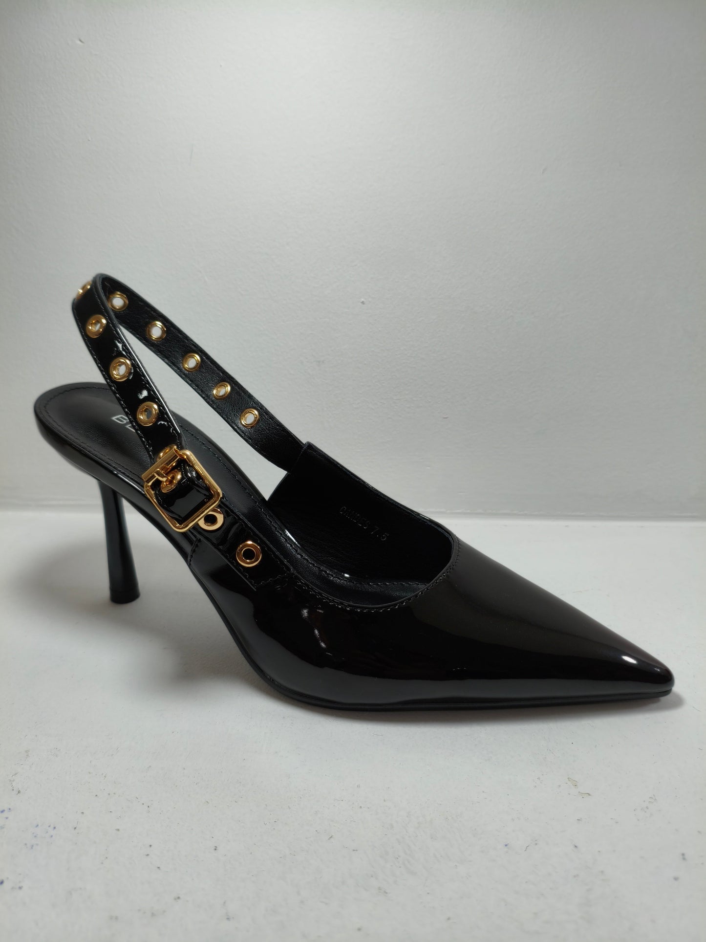 Kitten heels negro con correa con detalles dorados – Alma Shoes