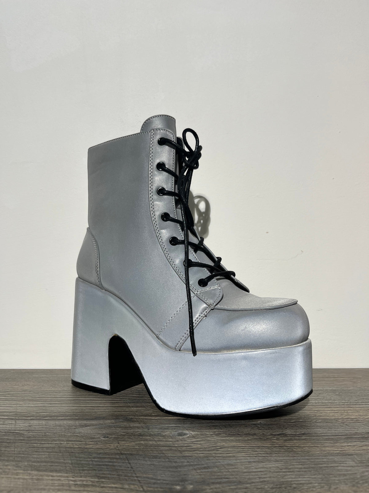 Botas plataforma plateado con reflejante – Alma Shoes