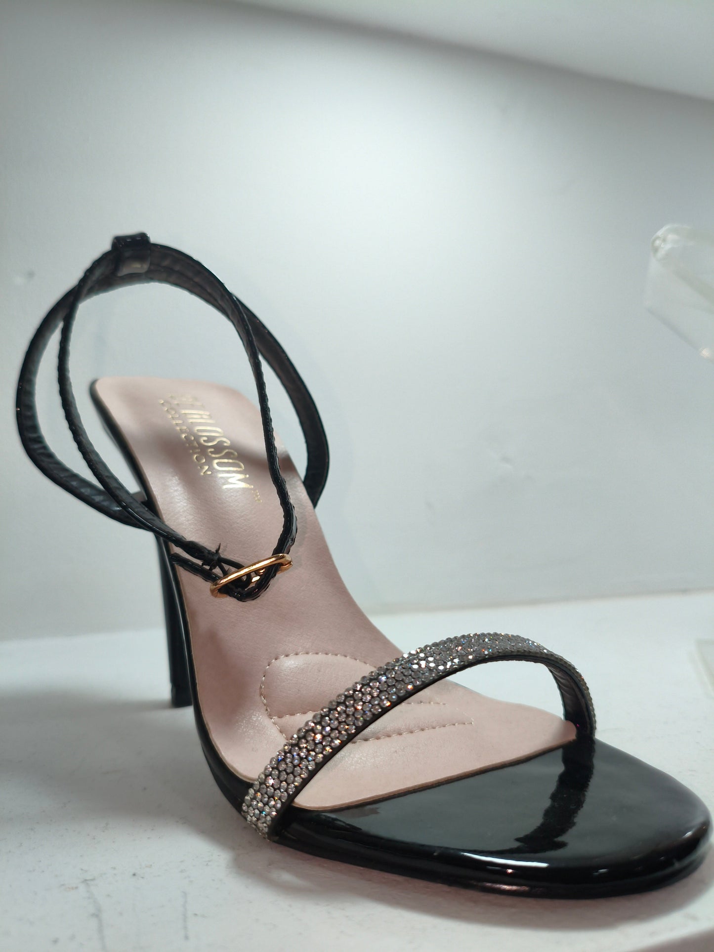 Zapatillas negro con strass en la tira – Alma Shoes